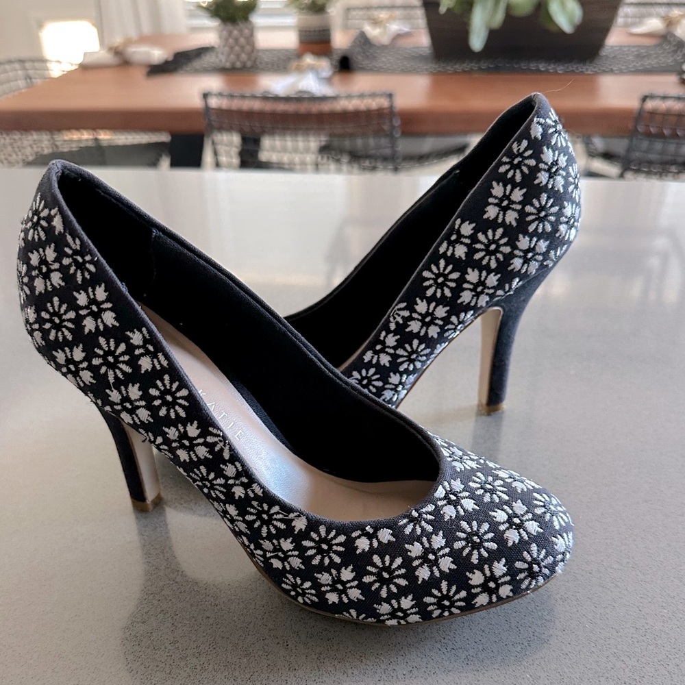 Like-New! Kelly & Katie Floral Embroidered 4" Round Toe Heels